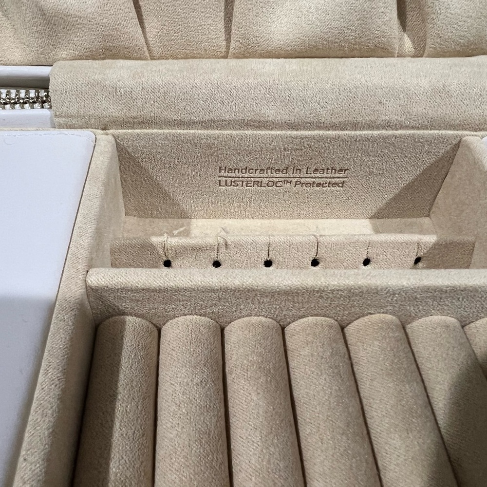 Wolf Chloé Cream Zip Up Leather Jewelry Case nwt - Picture 4 of 8